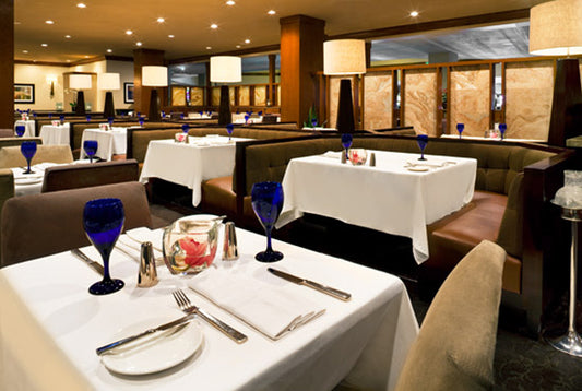 ¿Qué detalles marcan la diferencia al vestir la mesa de un restaurante?